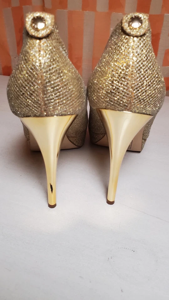 Salto plataforma Michael Kors dourado glitter peep toe tamanho 8 - Imagem 4 de 4