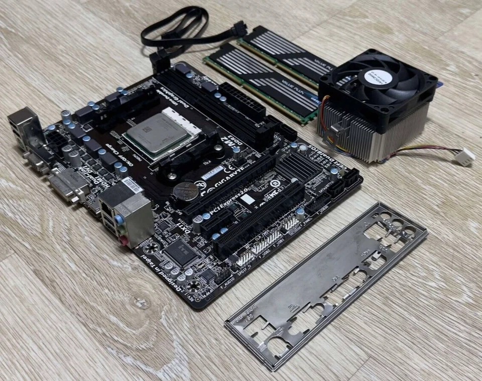 Combo GIGABYTE GA-F2A75M-HD2 / AMD A10-5800K CPU / DDR3 4GB - Image 2 of 4