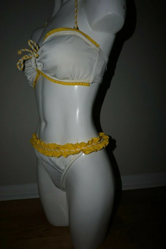 Top bandeau con volantes blanco/amarillo talla grande de pasas y pantalón de cobertura regular Foto 4 de 4