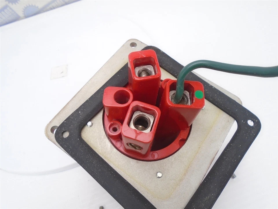 HUBBELL - 360R7 & BB601W - ШТИФТ И РУКАВ И УГОЛ ЗАДНЕЙ КОРОБКИ - 60A, 2P/3W 480V - Изображение 2 из 4