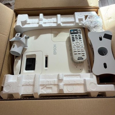EPSON EH-TW5650 Full HD 3D Heimkino Projektor Weiß mit Remote Mount Kit HDMI