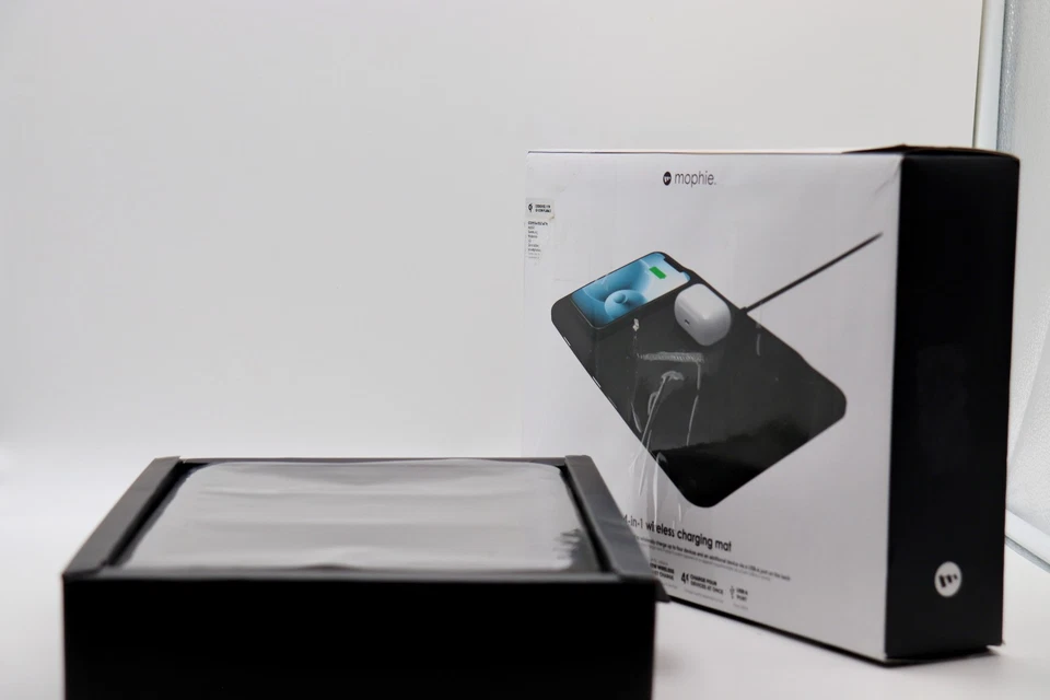 Alfombrilla de carga inalámbrica universal Mophie 4 en 1 con soporte para Apple Watch — Nueva Foto 2 de 4