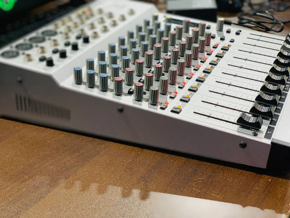 High quality  Behringer  Eurorack  MX 1604A 16 Channel Mic 4 BUS studio Mixer - Image 4 of 4