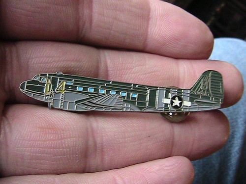 WW2 DOUGLAS C-47 DAKOTA SKYTRAIN BOMBER PIN BADGE USAF US AIR FORCE