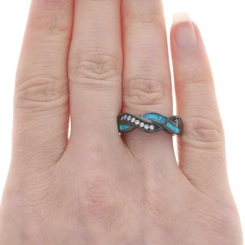 Кольцо из белого золота с лабораторно созданным опалом и фианитом — инкрустация 10 карат с черным родием размер 8 - Изображение 2 из 4