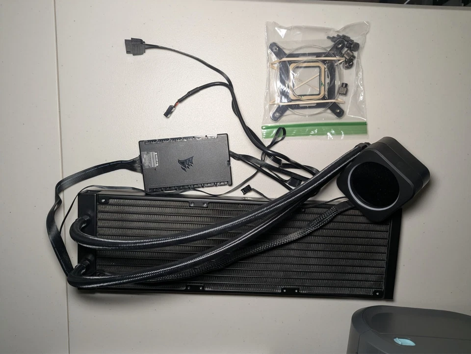 Corsair iCue H150i Elite LCD XT plus controlador de ventilador e 2 conjuntos de ventiladores - Imagem 3 de 4