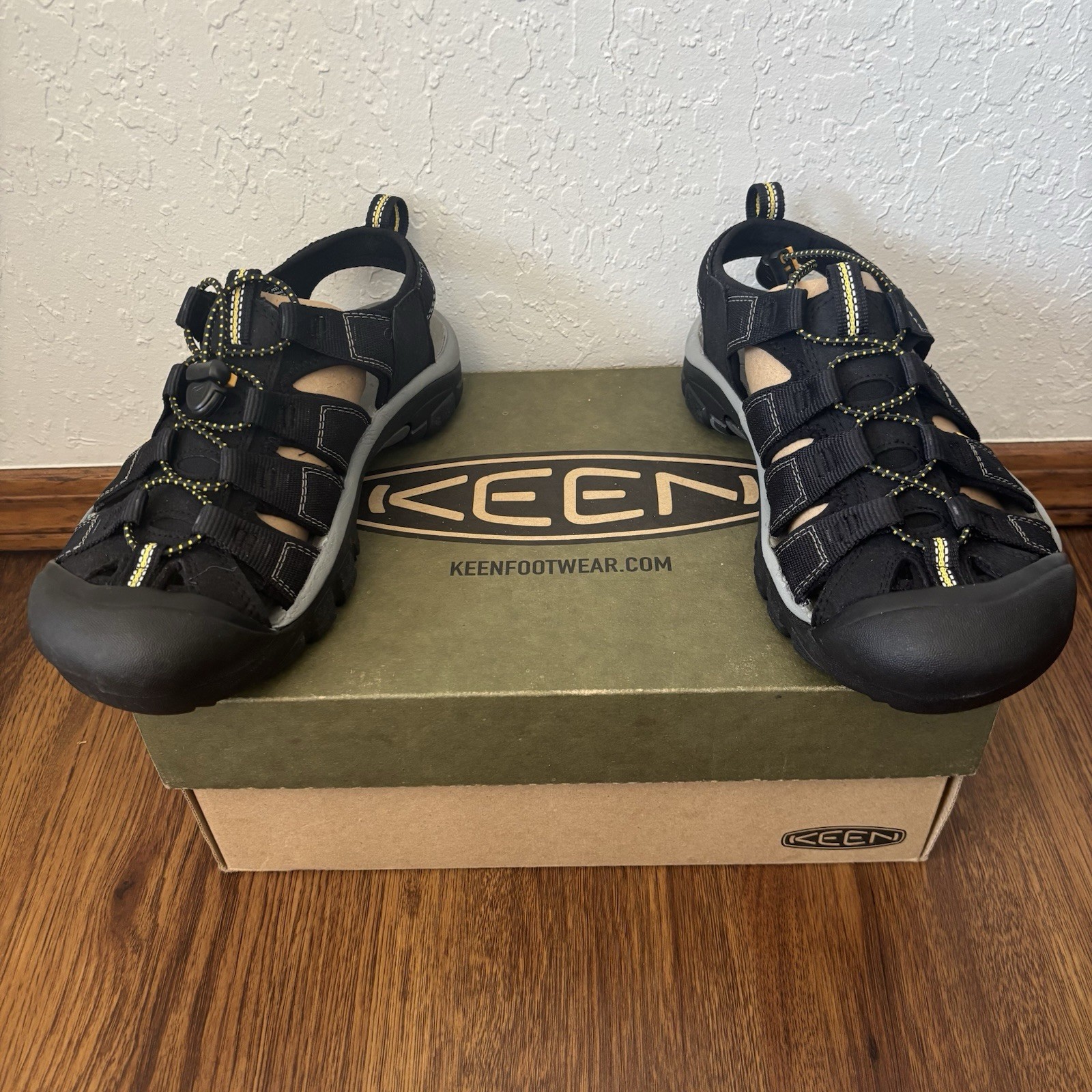 Sandali da trekking impermeabili New Keen da uomo taglia 9 5 Newport H2 neri 1001907 nuovi con scatola