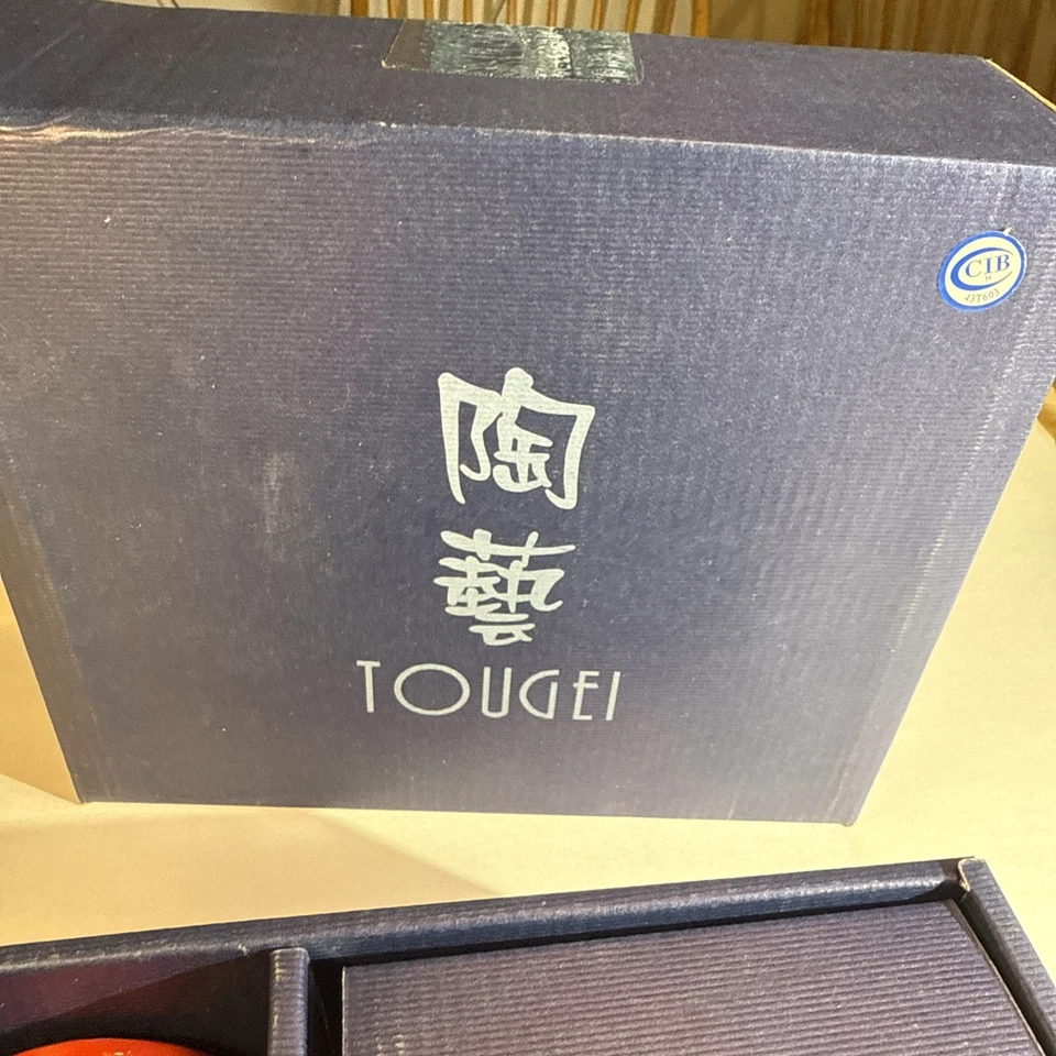 Juego de sake rojo y negro Tougei japonés artesanal cerámica 4 tazas en caja NUEVO.  Foto 3 de 4