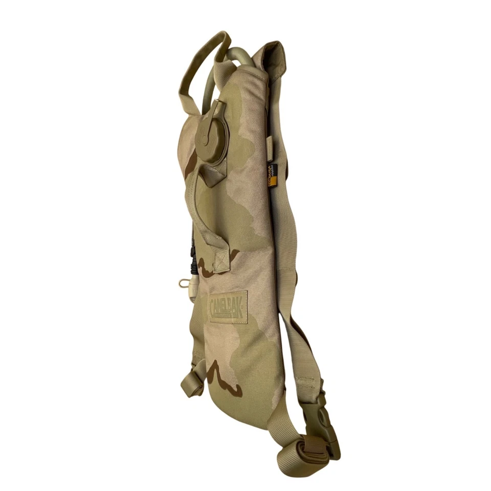 CamelBak Maximum Gear Desert Camo Nylon con Correas Ajustables Paquete de Hidratación 3L Foto 2 de 4