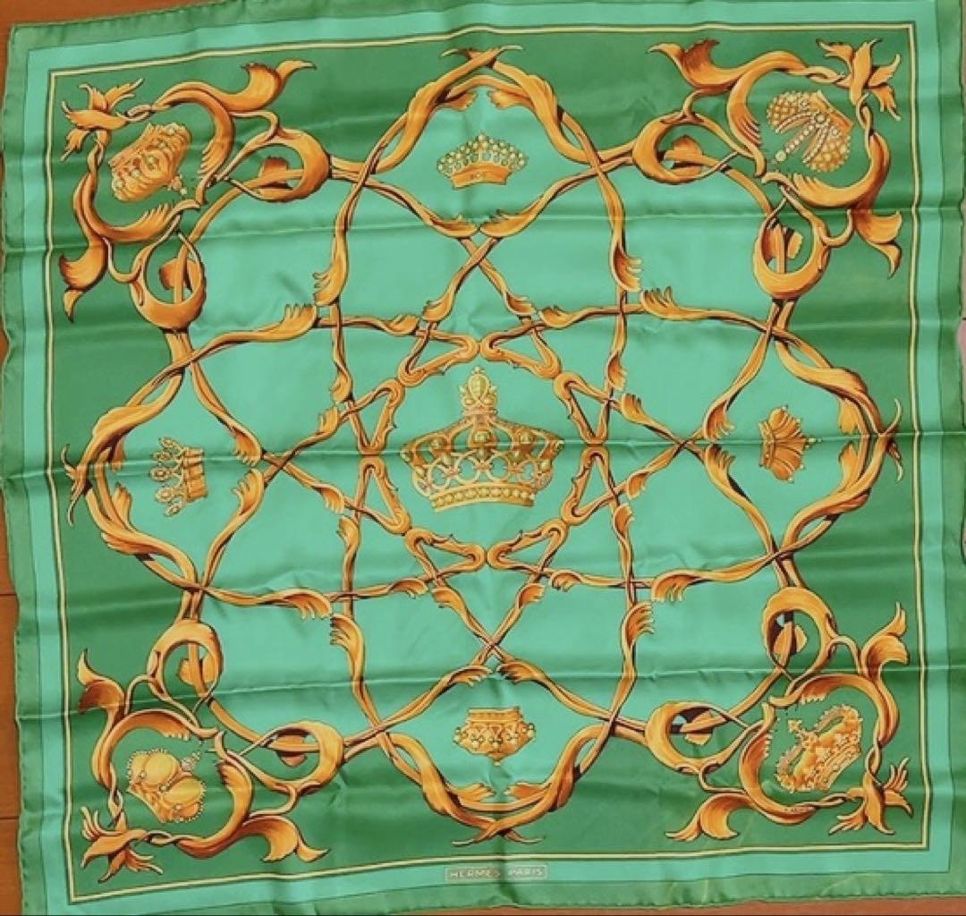 レア エルメス HERMES カレ スカーフ シルク クイーンの載冠式 グリーン レア エルメス HERMES カレ スカーフ シルク クイーンの載冠式