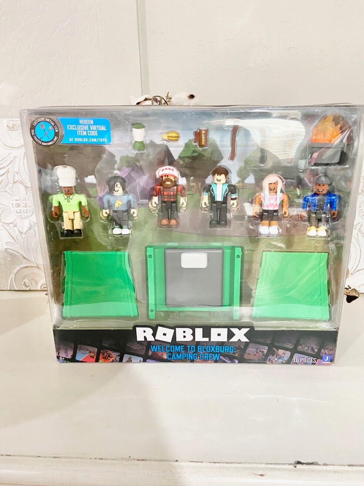  Roblox Colección Action - Bienvenido a Bloxburg: Camping Crew  Playset [Incluye artículo virtual exclusivo] : Juguetes y Juegos