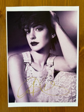 Anne Hathaway handsigniertes Autogramm auf einem Großfoto A4 mit COA