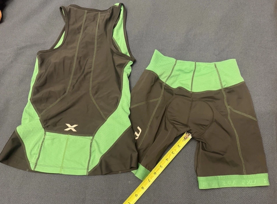 2XU Mujer Tri Kit Medio Gris y Verde Kelly 7” Pantalones Cortos y Singlet Usado en Excelente Condición Foto 3 de 4