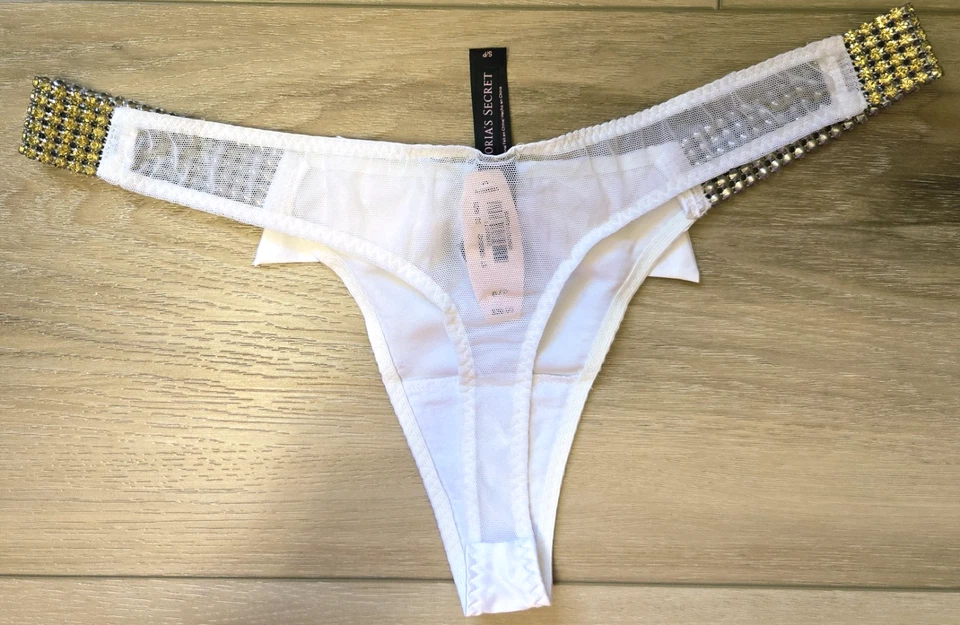 Calcinha tanga baixa vintage Victoria's Secret branca cetim malha strass nova com etiquetas P - Imagem 2 de 3