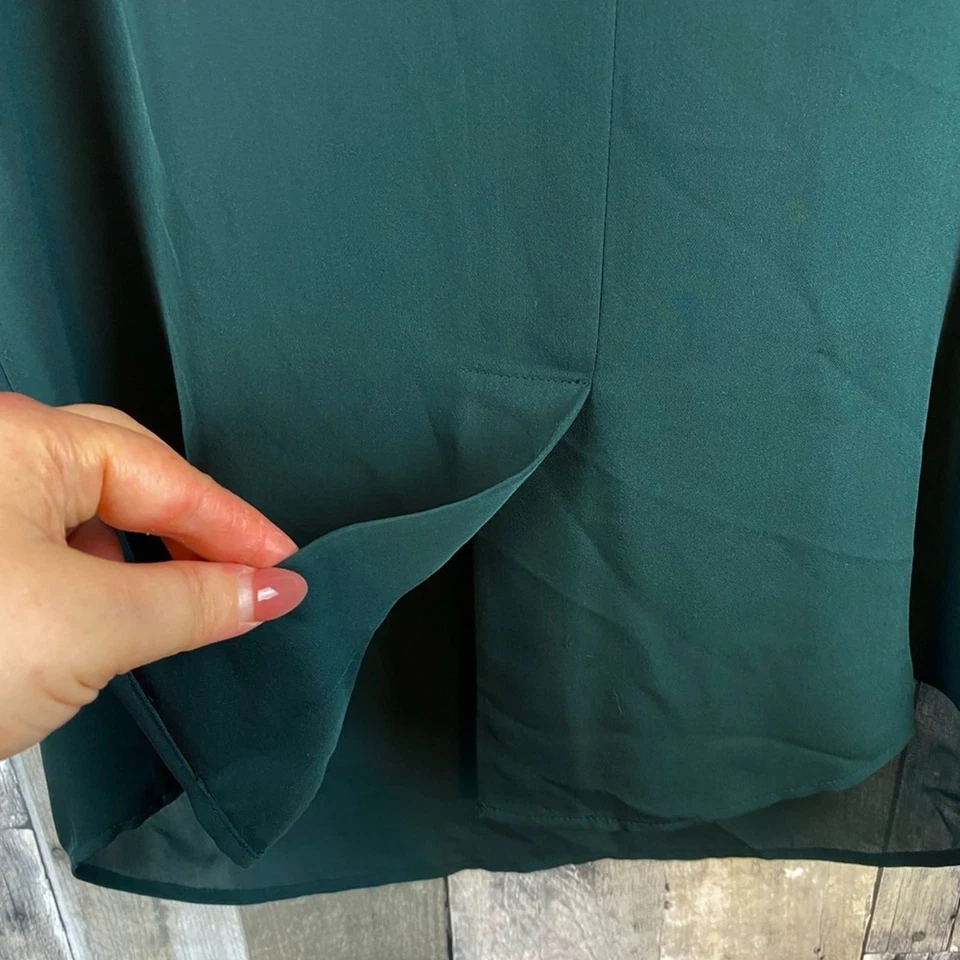 Theory Helona V Neck Silk Split Hem Blouse in Hunter Green Size Small. - Image 4 of 4