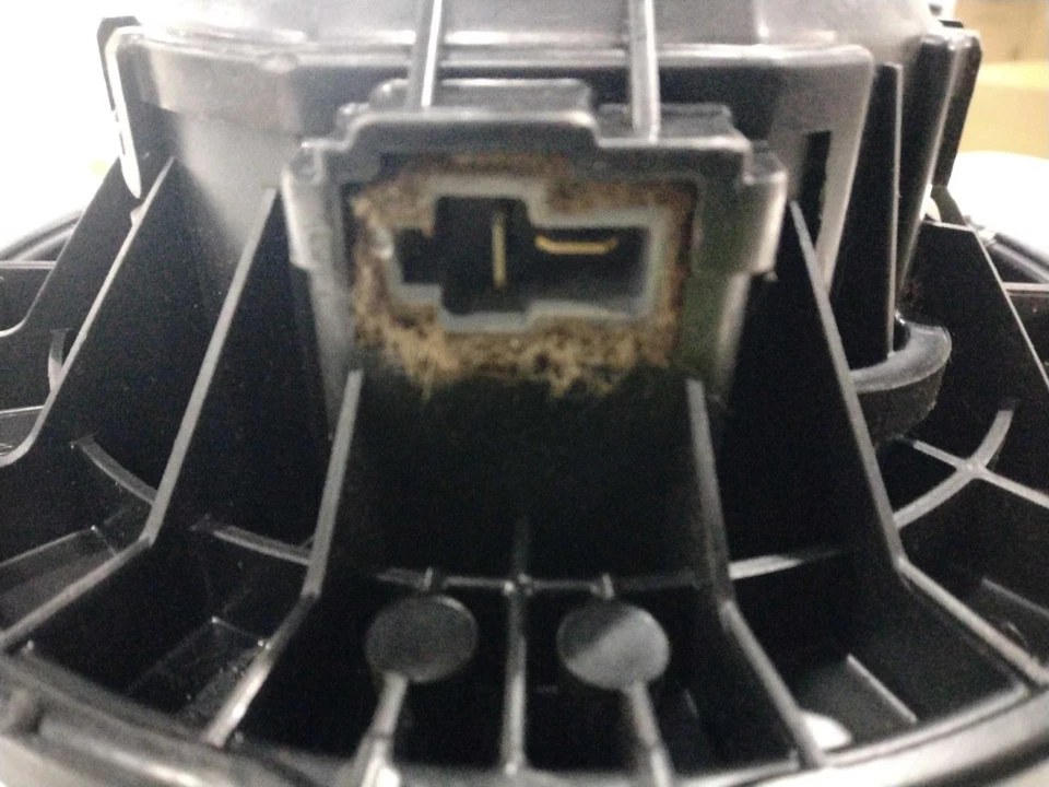 Motor soplador de climatización usado se adapta a: Kia Forte 2015 grado A Foto 2 de 4