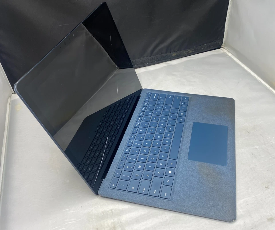 Microsoft Surface Laptop 13.5'' - Intel Core i5 - 8GB - 256GB - Cobalt Cracked - Image 3 of 4