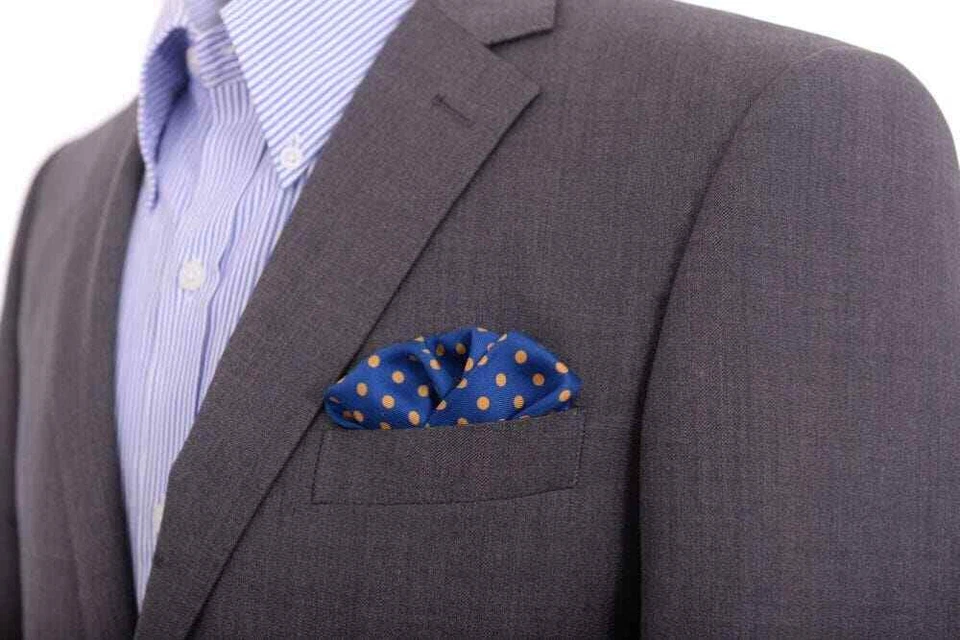 Cuadrado de bolsillo Cesare Attolini azul con lunares amarillos de seda Foto 2 de 2