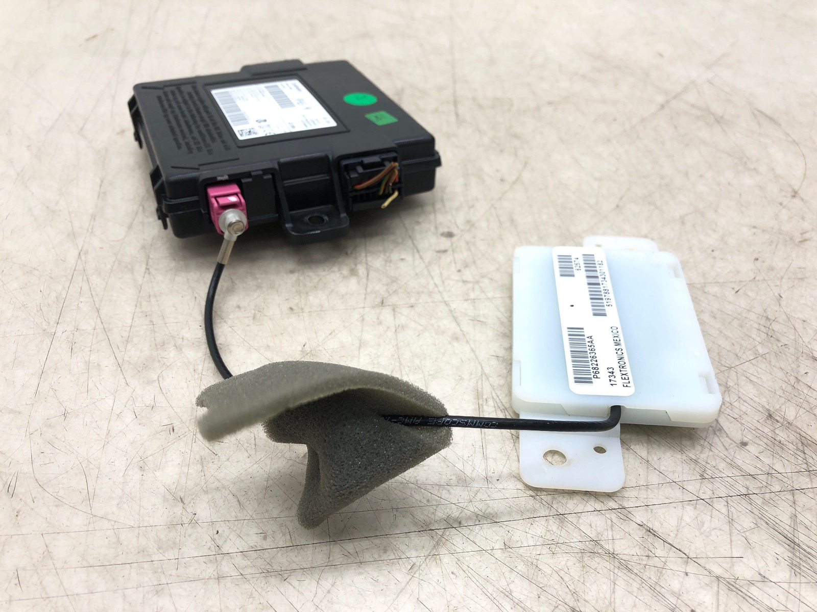 2017-2022 MASERATI LEVANTE PASSIVE KEYLESS ENTRY CONTROL MODUEL 670101219 OEM