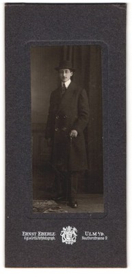 Fotografie Ernst Eberle, Ulm a /D., Neutorstr. 9, Junger Herr im Mantel mit Sto 