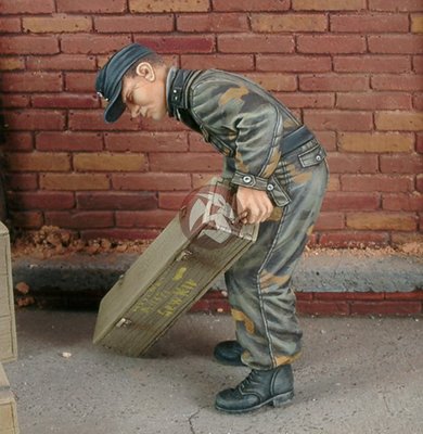 Royal Model 1/35 Tiger II (King Tiger) Crewman with Italian Camouflage WWII 543