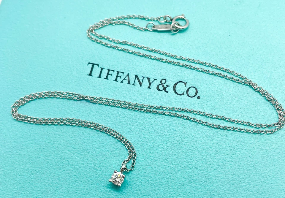 Tiffany & Co. Collar colgante solitario de diamantes de platino 16" Foto 2 de 4