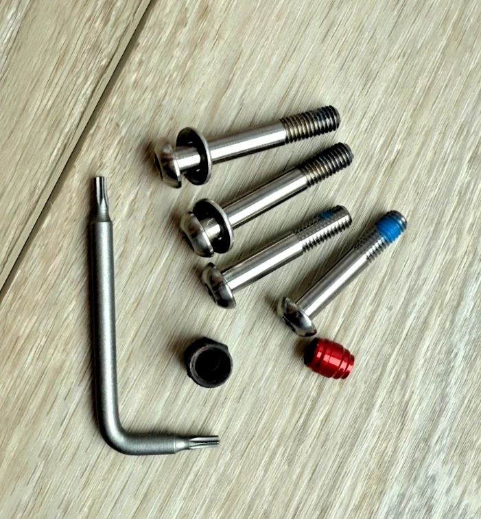 Palanca de cambio/freno trasera derecha SRAM Red AXS con pinza de disco de montaje plano + manguera Foto 2 de 4