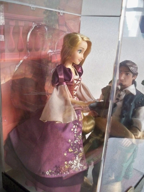DISNEY DESIGNER DOLLS FAIRYTALE SERIES LIMITED EDITION 2017 RAPUNZEL AND FLYNN - Imagen 2 de 4