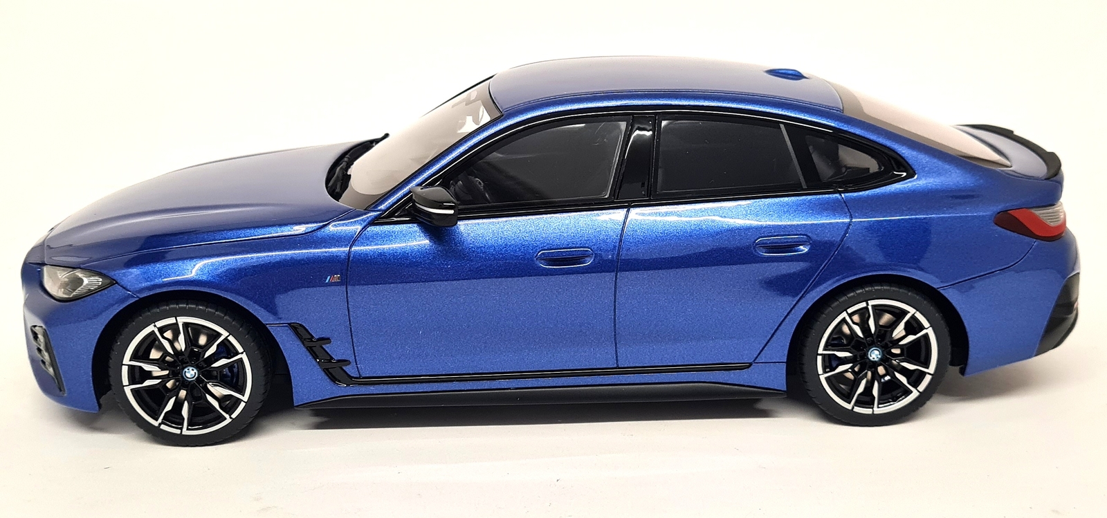 Ottomobile 1:18 BMW I4 M50 Année de construction 2021 blanc minéral
