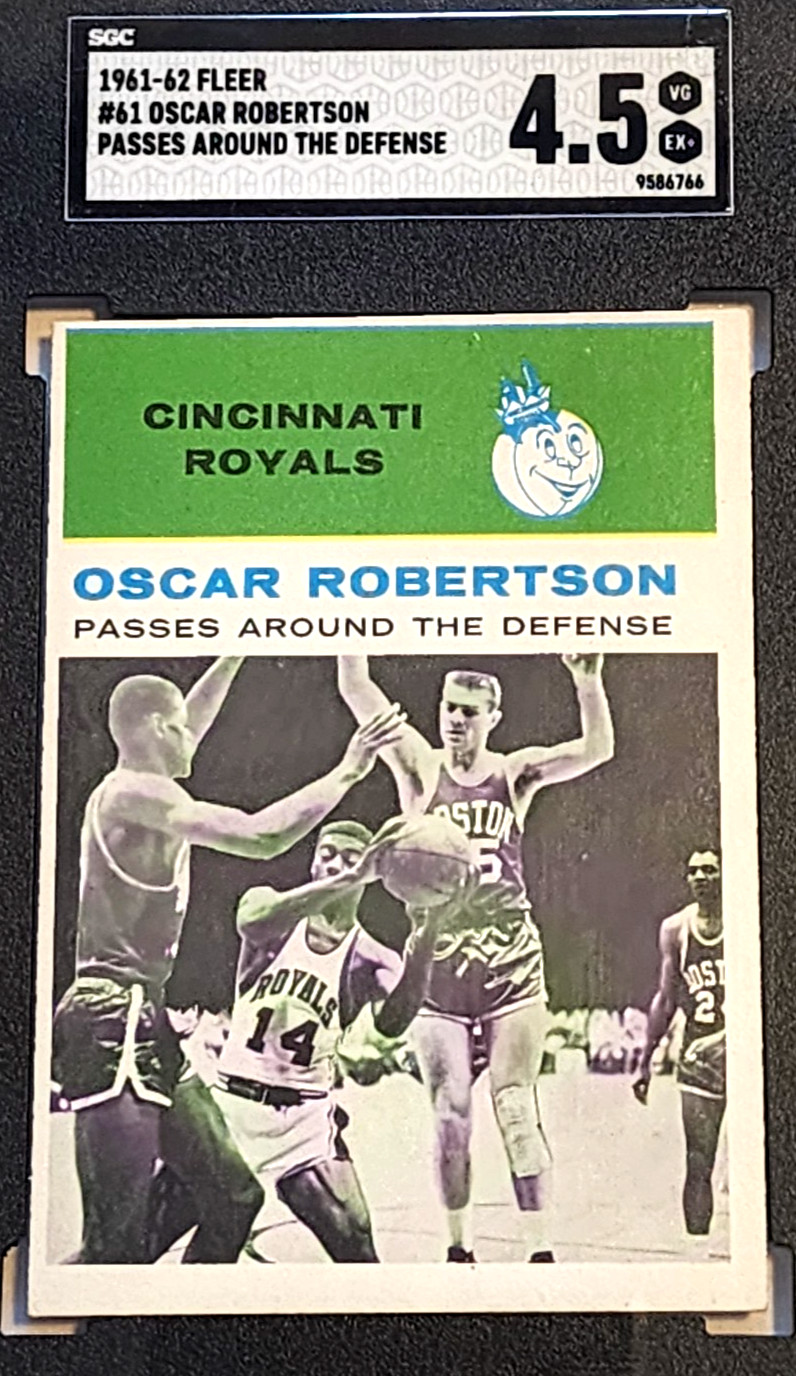 1961 FLEER #61 OSCAR ROBERTSON PASSES AROUND DEFENSE SGC VG-EX+ 4.5 RC ROOKIE