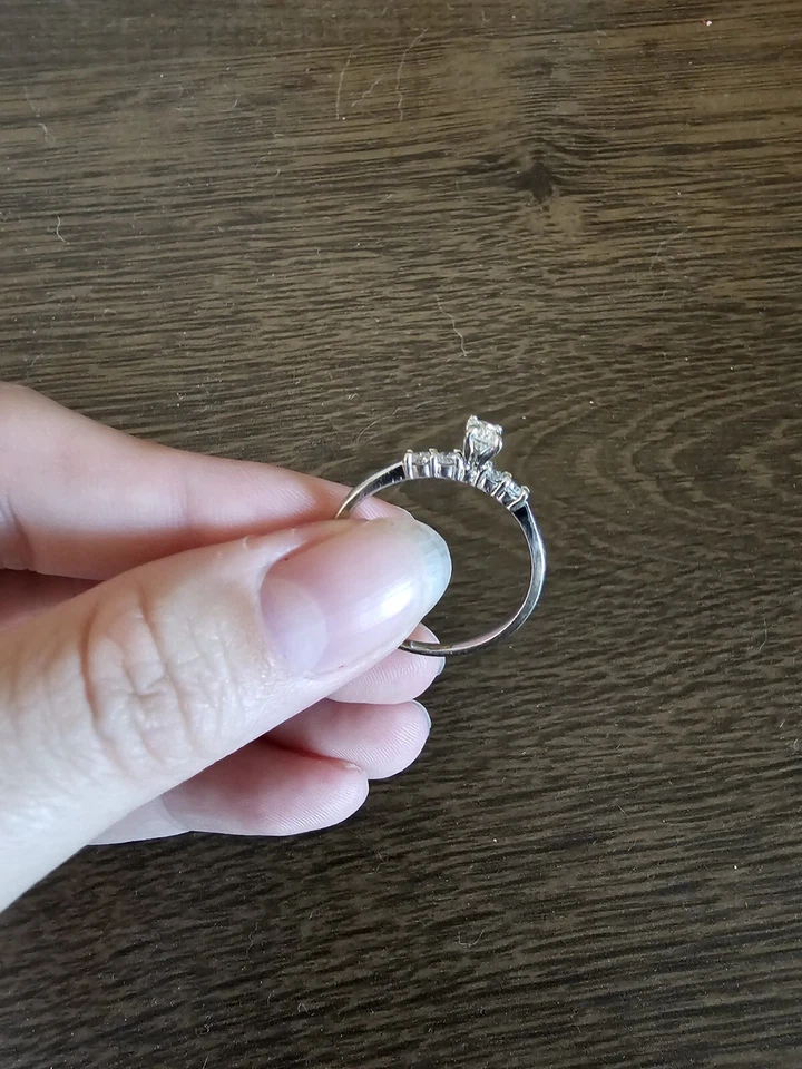 Anillo de compromiso de diamantes naturales con banda de oro blanco, talla 10 Foto 4 de 4