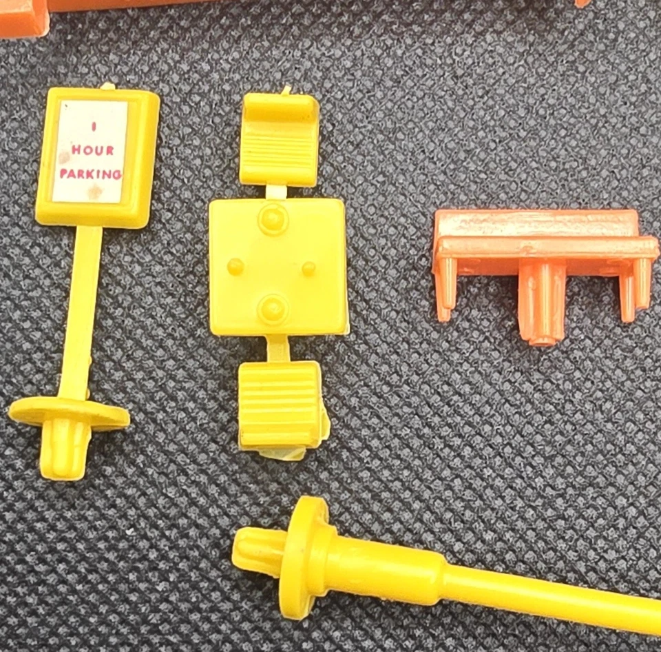 Lote de 20 acessórios vintage 1964 Remco Thimble City para jogo magnético - Imagem 2 de 4