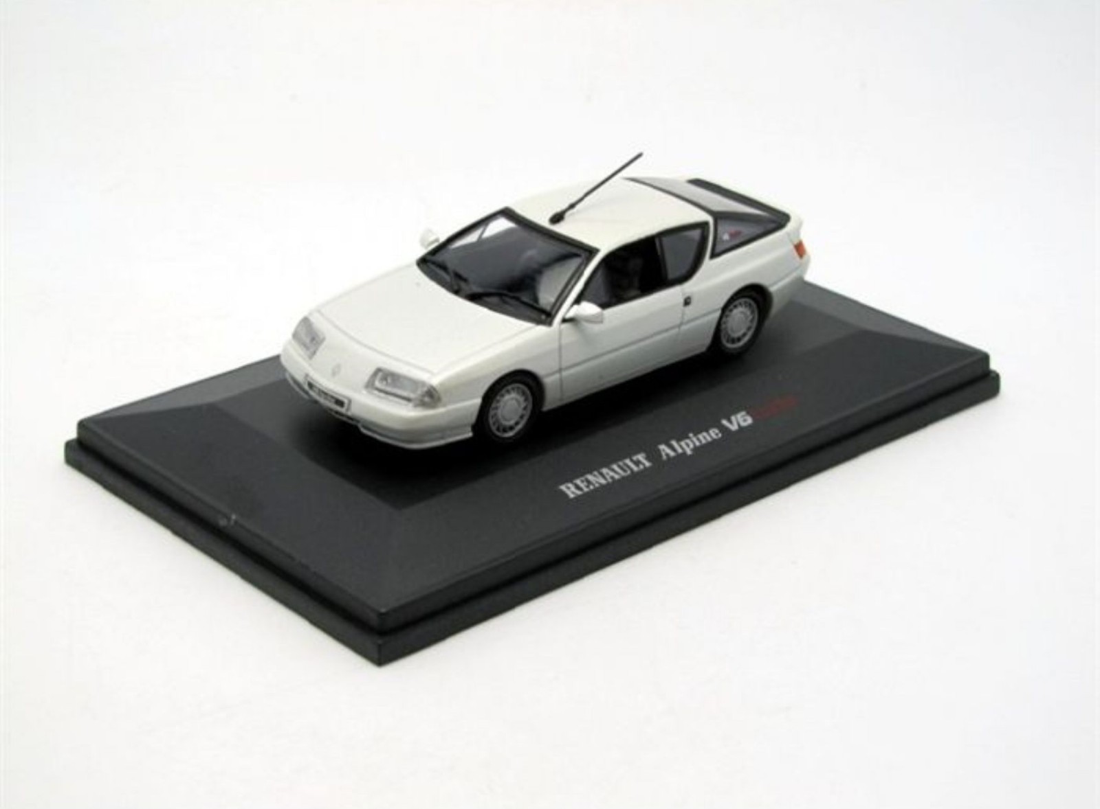 Renault Alpine V6 Turbo blanche Universal Hobbies 1:43 - Miniature de collection Zamac