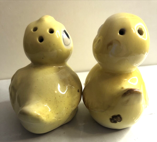 VTG Salt and Pepper Shakers-Ceramic BABY CHICKS in Straw Basket 3" X 4" - Picture 5 of 7