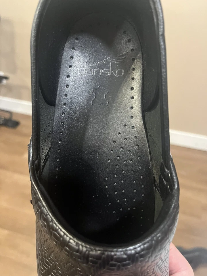 Zuecos para mujer Dansko cuero negro tooled talla UE 41 EE. UU. talla 10,5 cómodo trabajo Foto 2 de 4