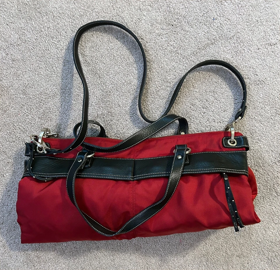 ¡NUEVO! Bolso de Mano Grande Hayden Harnett Rojo y Negro, Borde de Nylon y Cuero Foto 3 de 4