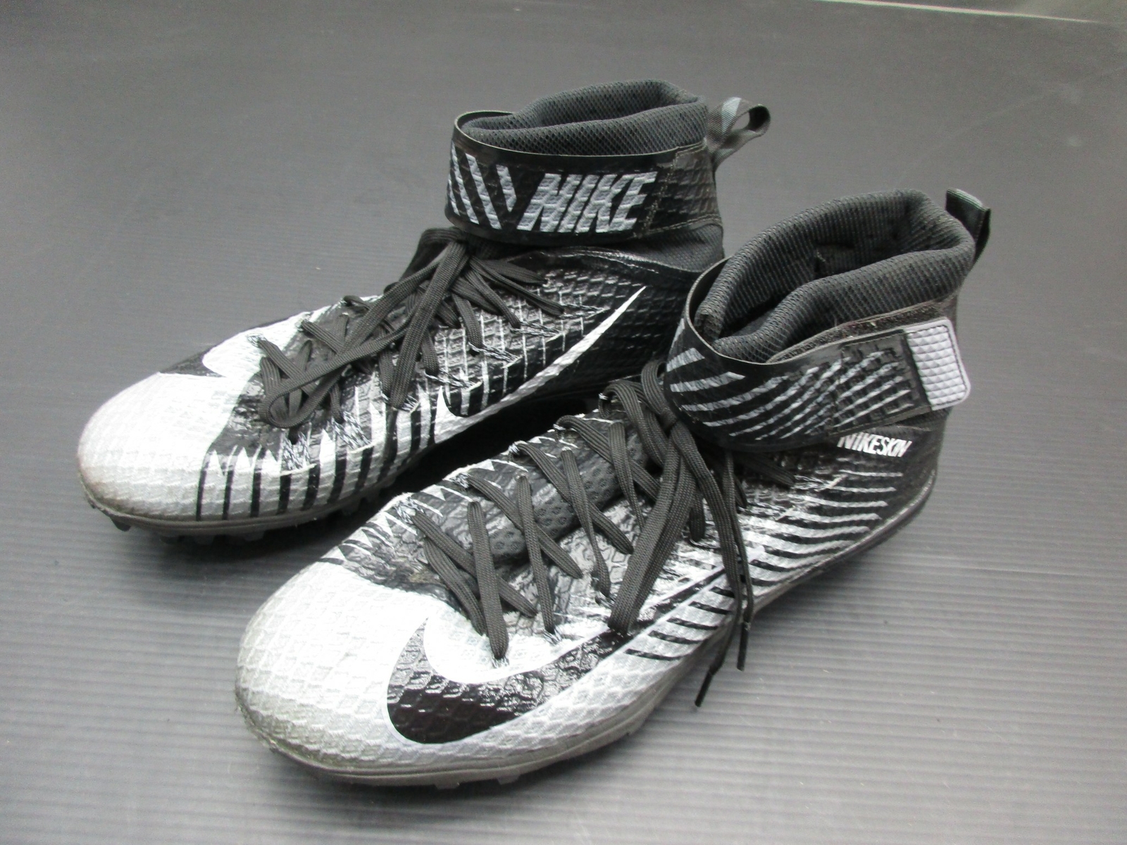 NIKE SIZE 11 MENS BLACK ATHLETIC 