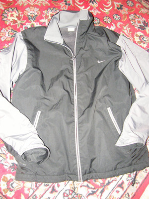 Nike Jacke Jacket Übergangsjacke Winterjacke gefüttert Gr. M schwarz grau