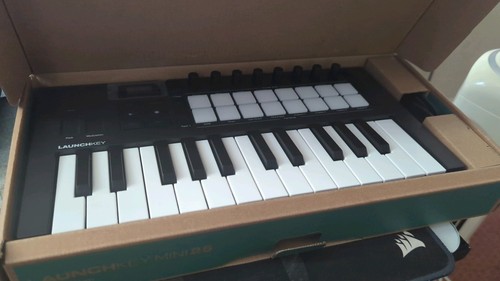 Novation Launchkey Mini 25 MK4 Controller Keyboard - 25 Synth-Style Mini-Keys - Picture 2 of 6