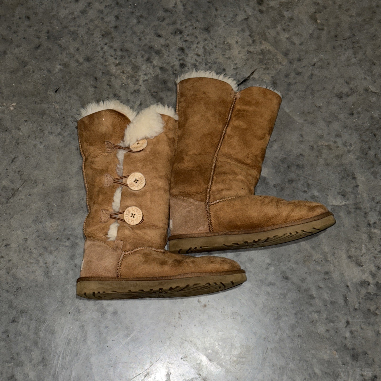 UGG Australia 1873 Bailey Button Triplet Chestnut Suede Boots Sz 7