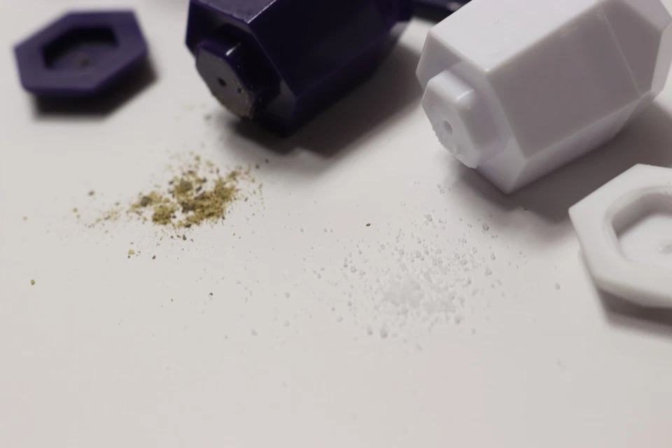 100 x лот Alessi синий и белый мини соли и перца шейкер набор с основание шестиугольник - Изображение 4 из 4