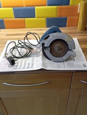 Makita Hand Held  Circular Saw  900 W Power. Well Used But In Full Working Order