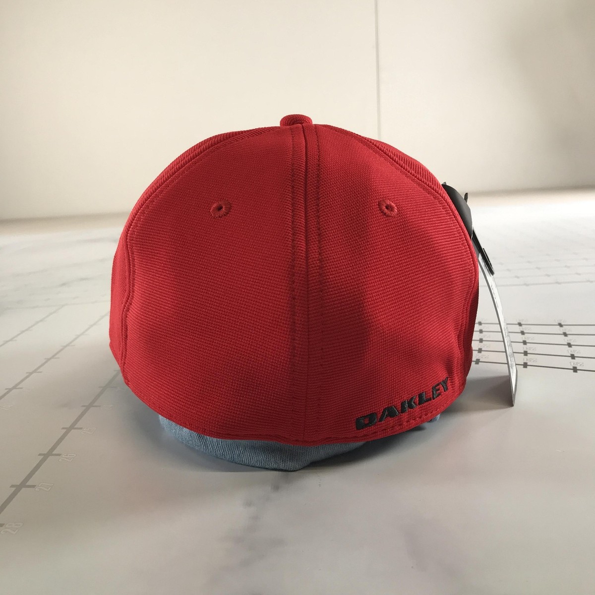 Oakley Hat Cap Fitted Mens Size 7 Red Tincan Stretch Logo Baseball