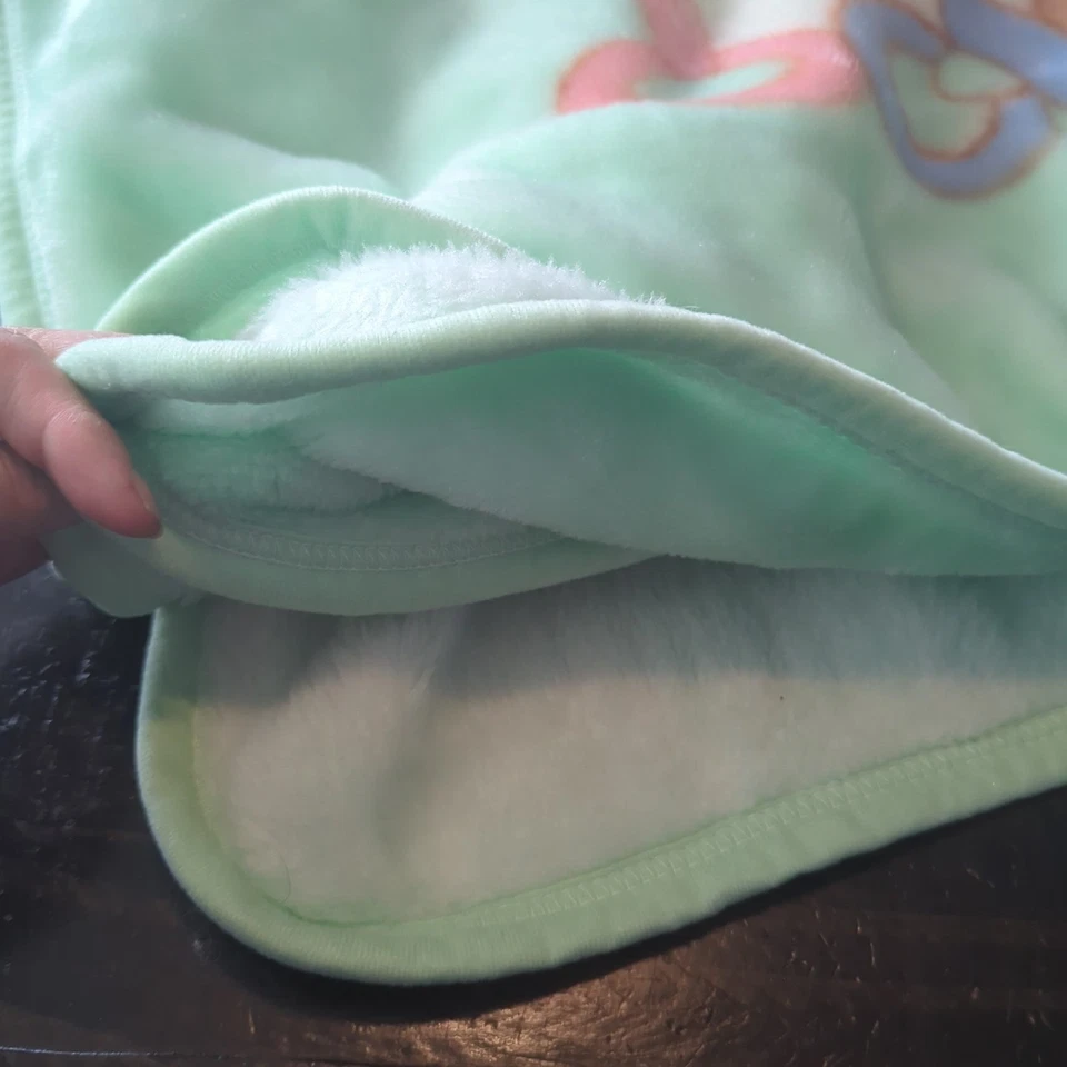 Manta de bebé de felpa de visón vintage ~ amarilla con temas de guardería unisex  Foto 4 de 4