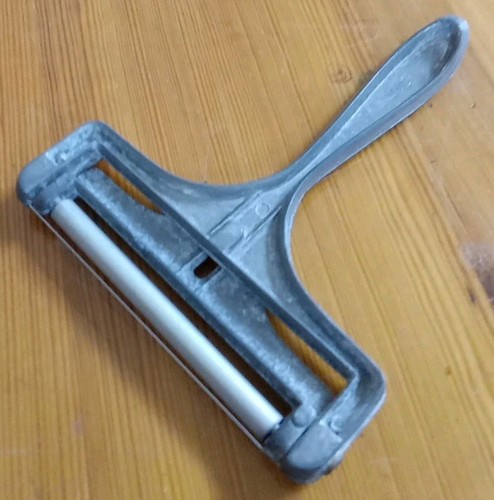 VTG 6 x 4.5" Aluminum Cheese Slicer Shaver Cutter Charcuterie Tool Roller - Picture 2 of 4