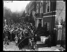 Photo:Washington DC Woodrow Wilson House crowd 1910s exterior gathering