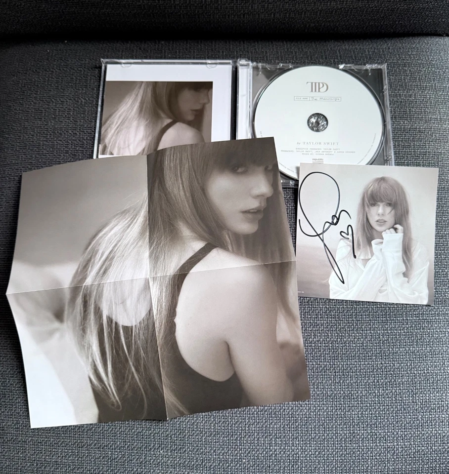 TAYLOR SWIFT - THE TORTURED POETS DEPARTMENT CD WITH EXCLUSIVE SIGNED PICTURE - Image 2 of 4