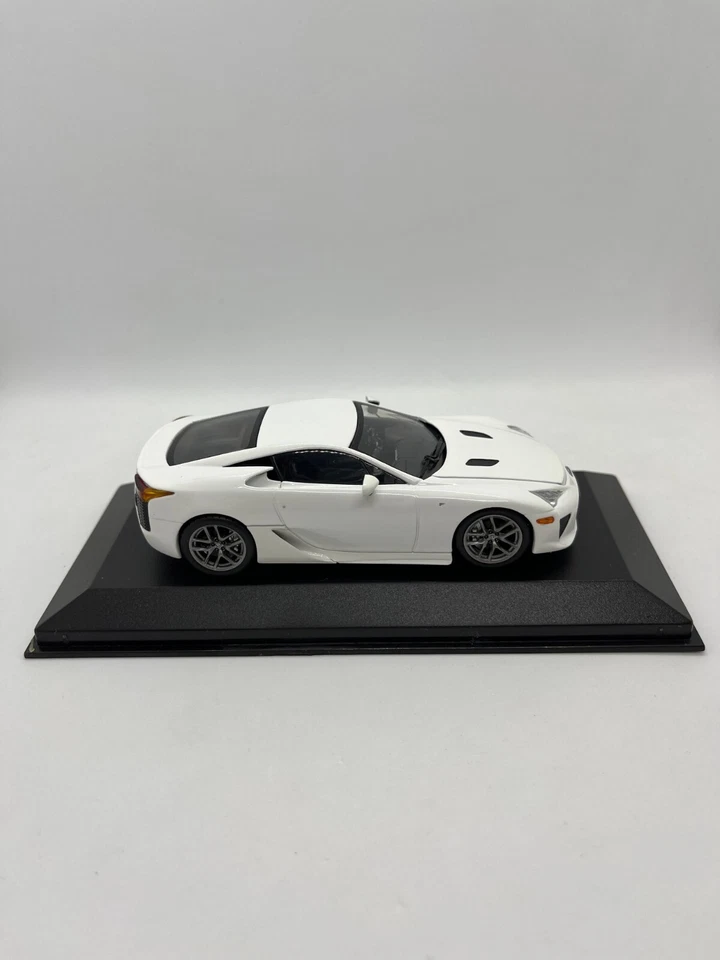 MINICHAMPS Lexus LFA white LFA079 1:43 1/43 - Image 3 of 4