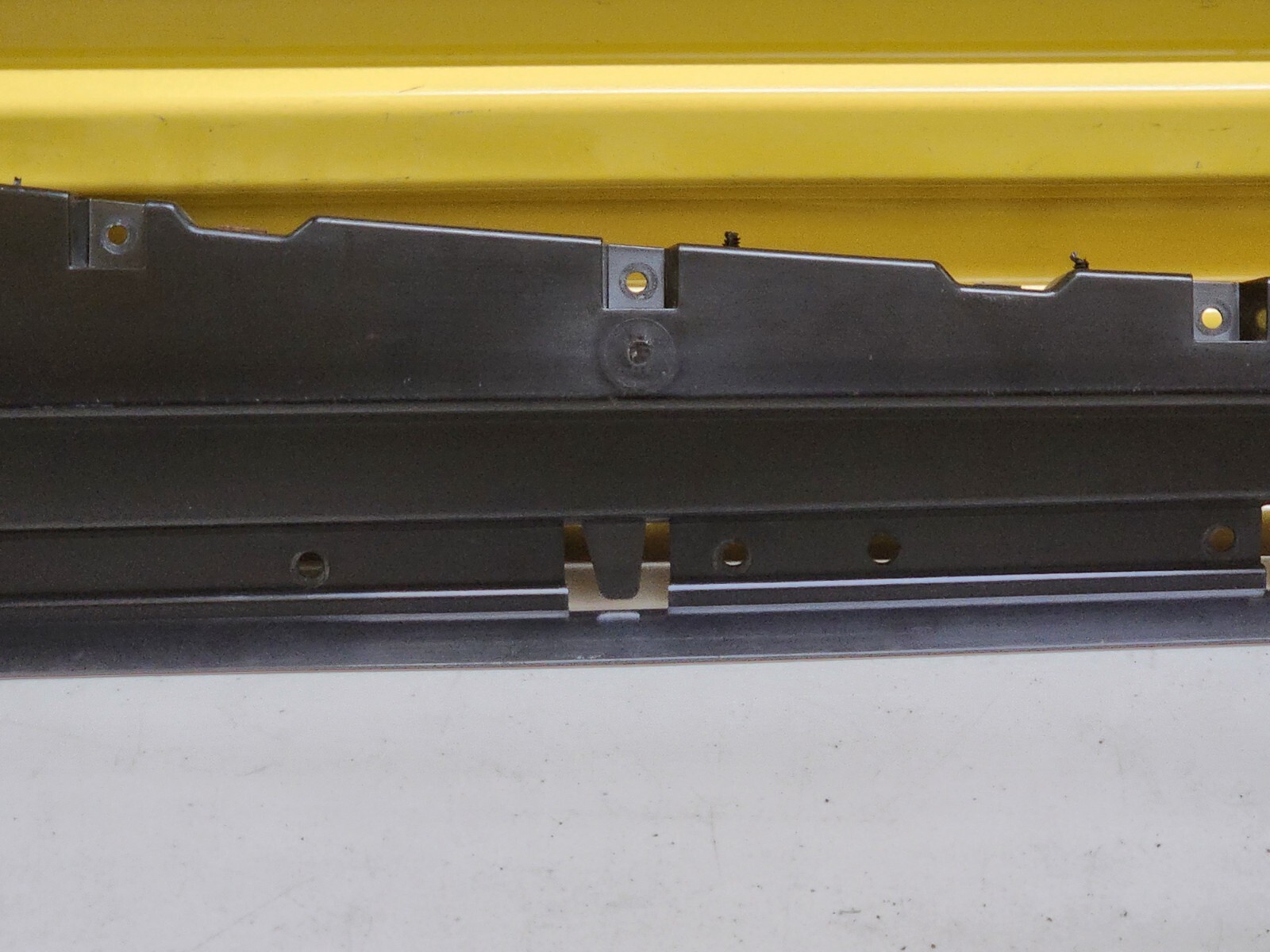 MCLAREN SKIRT DOOR RIGHT MOLDING BRACKET OEM 22AC951GP GENUINE ORIGINAL OEM