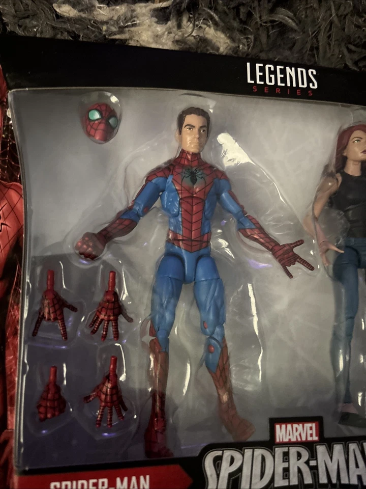 Marvel Legends Spider-Man and Mary Jane Watson Toys “R” Us exclusivo - Imagem 3 de 4